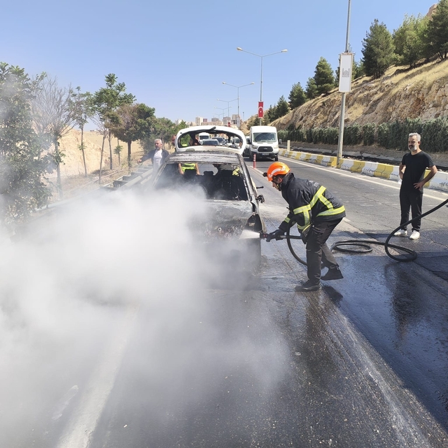 Mardin'de seyir halindeki otomobil yandı
