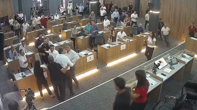 CHP'li belediye başkanının AK Partili meclis üyesinin üzerine yürüdüğü anlar kamerada