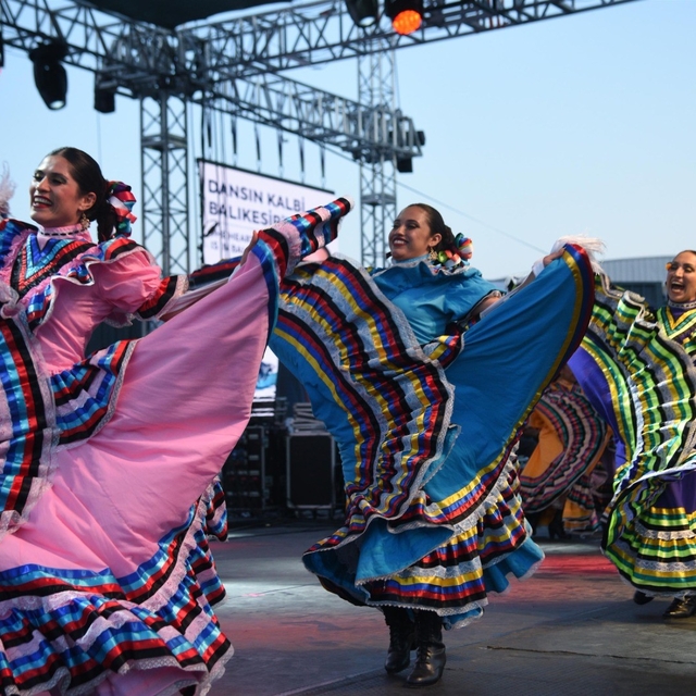 Dünya dansları Balıkesir sahnelendi
5 kıta, 37 ülkeden 45 grup sahne aldı