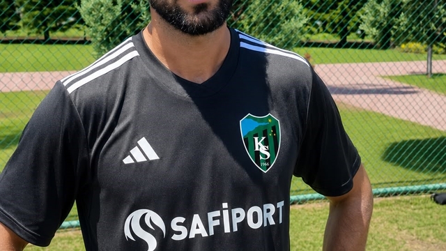 Onur Öztonga: "41 numaralı formayı taşımak büyük gurur"
Kocaelisporlu futbolcu Onur Öztonga:
"Takımda kalite, mücadele ve hırs üst seviyede"