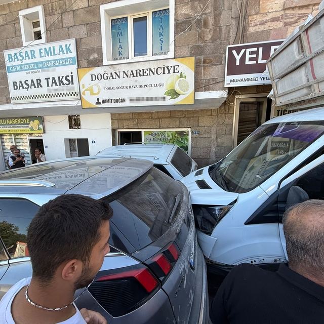 Freni boşalan kamyonet park halindeki araçlara çarptı