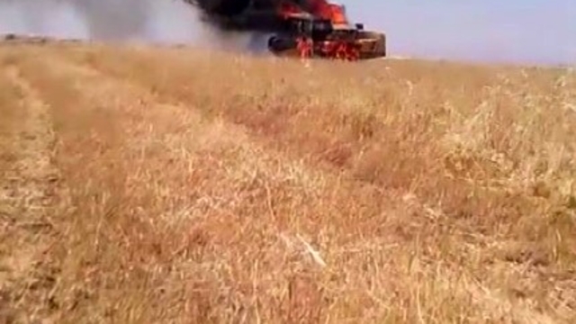 Diyarbakır'da biçerdöveri yanan Yozgatlı vatandaşa köylülerden destek: Biçerdöverin borcu için 800 bin lira topladılar