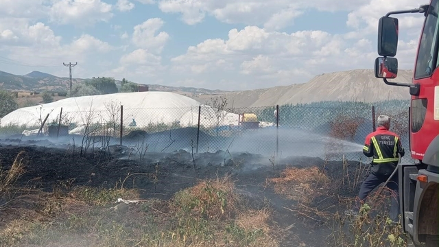 Bingölde çıkan yangın saman balyalarına sıçramadan söndürüldü