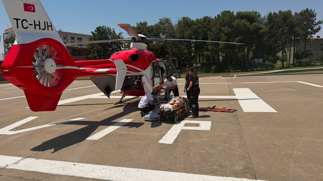 TIR'ın çarptığı yaya, ambulans helikopterle Diyarbakır'a sevk edildi