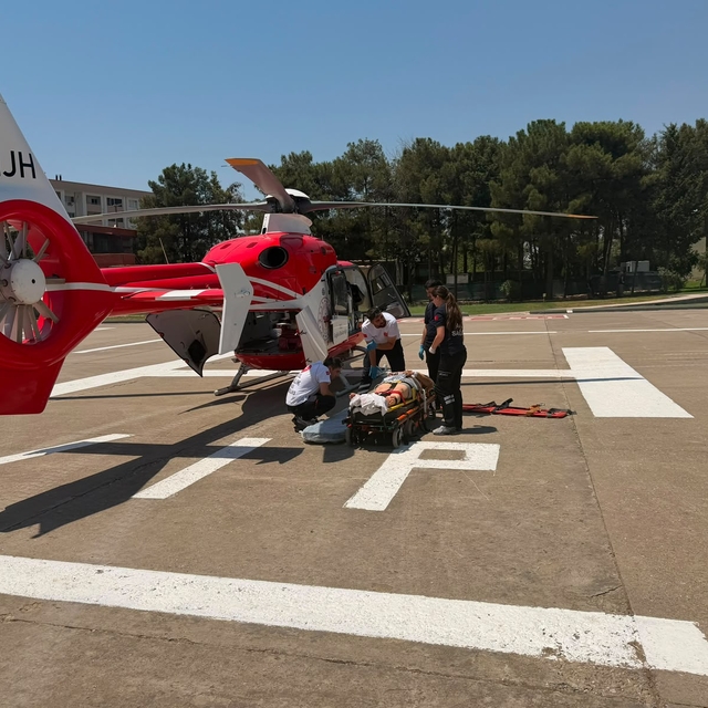 TIR'ın çarptığı yaya, ambulans helikopterle Diyarbakır'a sevk edildi