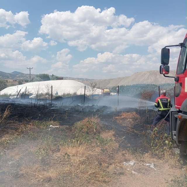 Bingölde çıkan yangın saman balyalarına sıçramadan söndürüldü