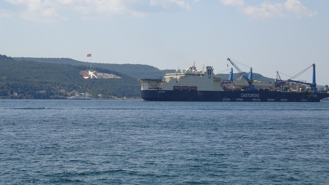 Dev boru döşeme gemisi 'Castorone' Çanakkale Boğazı'ndan geçti