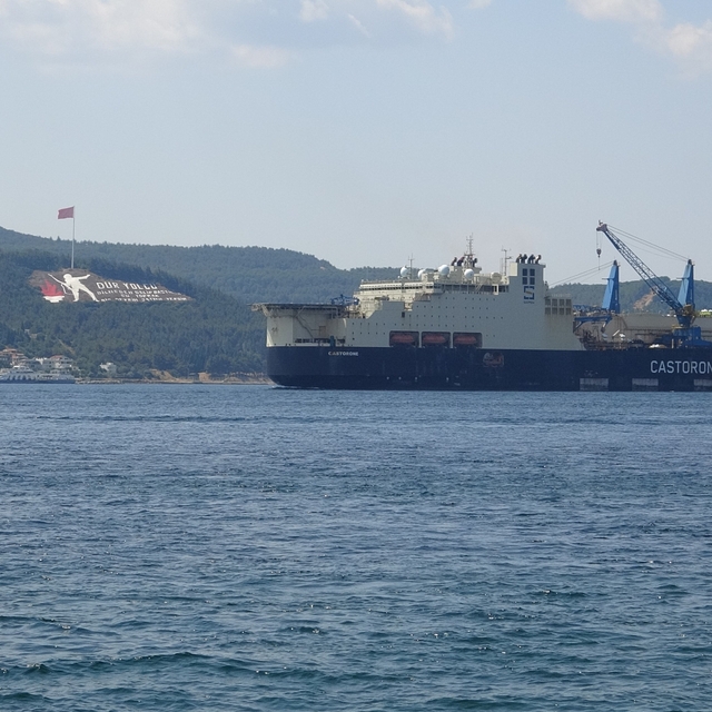 Dev boru döşeme gemisi 'Castorone' Çanakkale Boğazı'ndan geçti