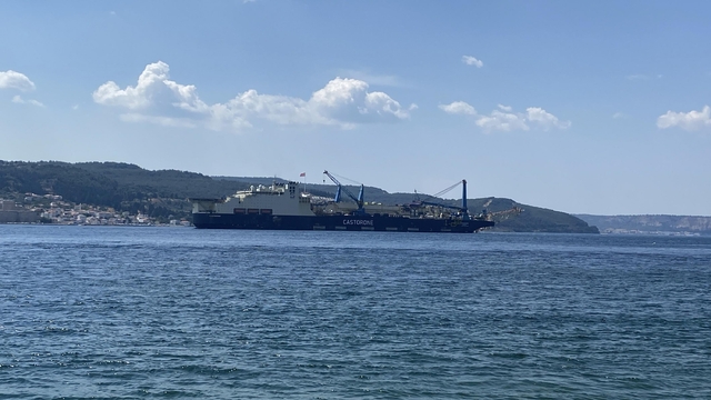 Boru döşeme gemisi, Çanakkale Boğazı'ndan geçti