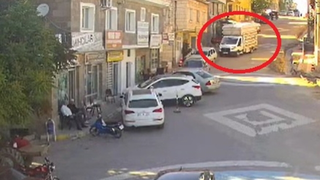 Freni boşalan kamyonetin park halindeki araçlara çarptığı kaza kamerada