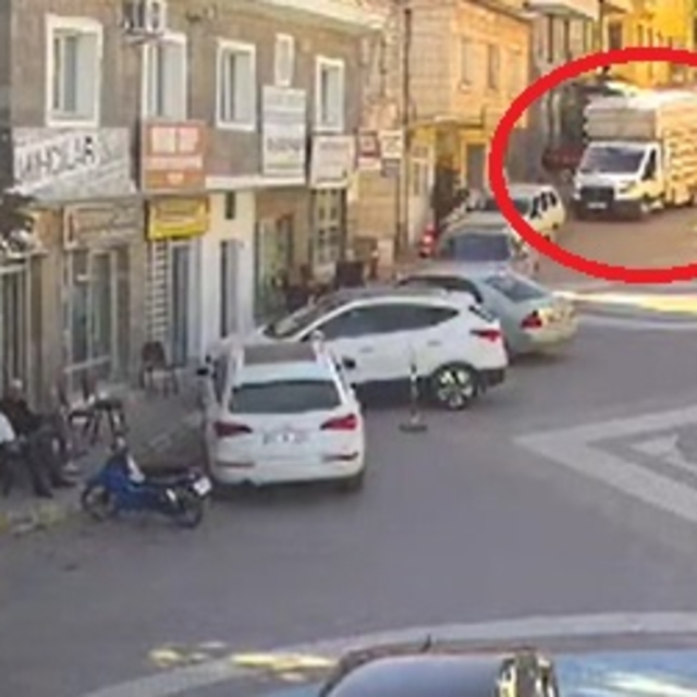 Freni boşalan kamyonetin park halindeki araçlara çarptığı kaza kamerada
