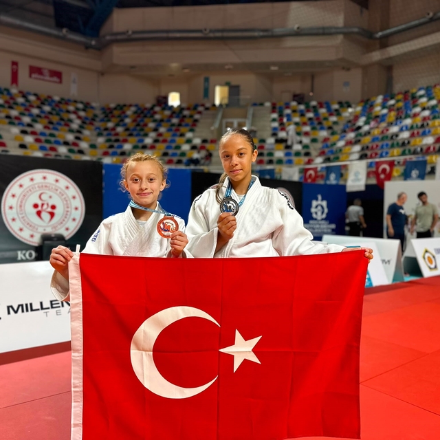 Sakaryalı sporcular Kocaeli'den madalyalar ile döndü