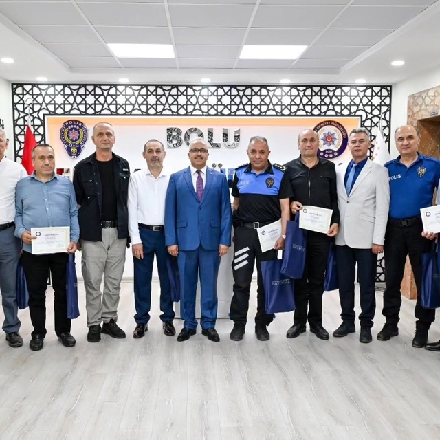 Bolu'da emekliye ayrılan polislere teşekkür belgesi