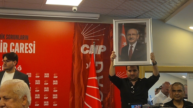 CHP Tekirdağ İl Başkanlığı görevine Erdoğan Kaplan atandı
Kaplan görevi devralırken, toplantı salonuna Kemal Kılıçdaroğlu'nun fotoğrafı asıldı