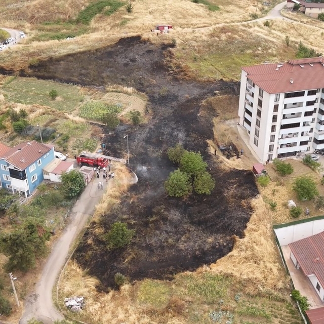 Otluk alanda çıkan yangın yerleşim yerlerine sıçramadan söndürüldü