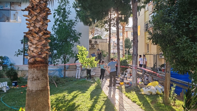 İzmir'de asma iskele devrildi: 3 işçi yaralandı