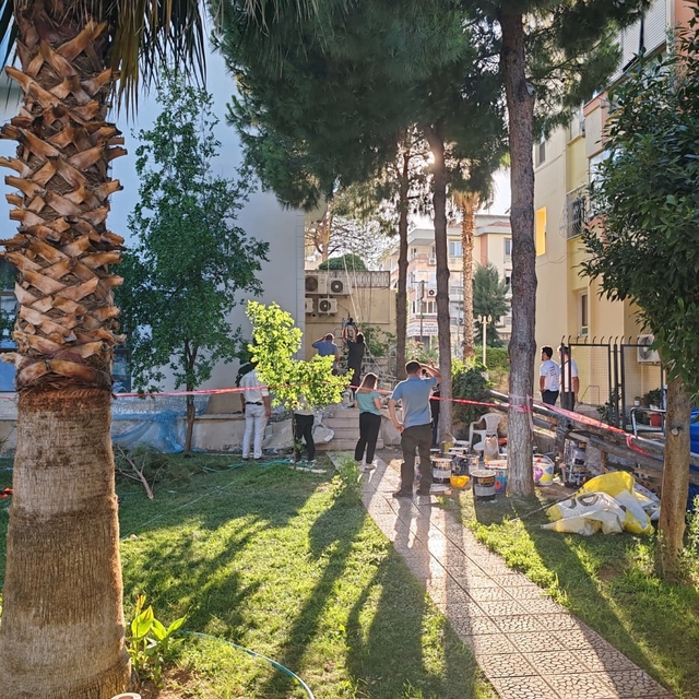 İzmir'de asma iskele devrildi: 3 işçi yaralandı