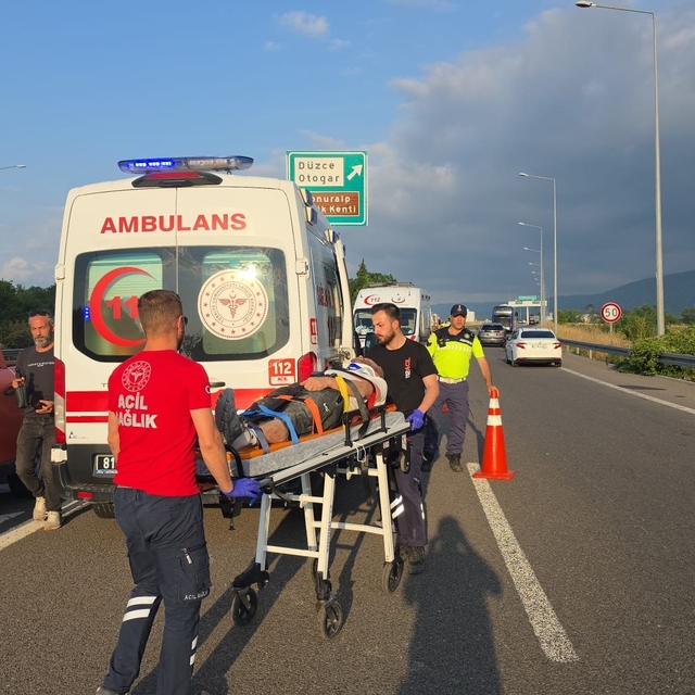 Otomobil bariyerlere saplandı: 3 yaralı