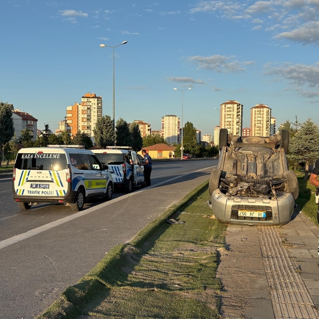 Kayseri'de hafif ticari araç takla attı: 1 yaralı