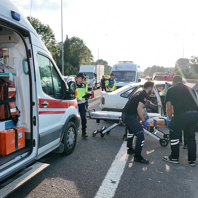 Anadolu Otoyolu'nda otomobil bariyere çarptı 3 yaralı