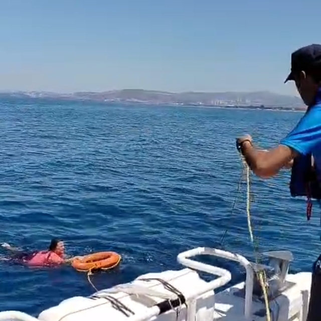 Kuşadası'nda akıntıyla açığa sürüklenen kadını deniz polisi kurtardı