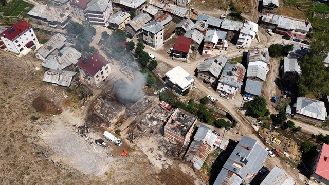 Bayburt'ta çıkan yangında hasar gören 5 ev ve 3 samanlık havadan görüntülendi