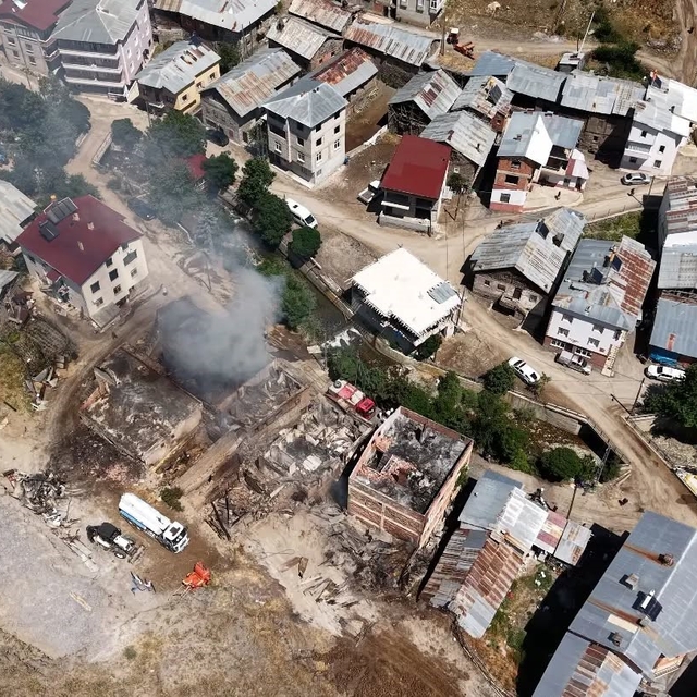 Bayburt'ta çıkan yangında hasar gören 5 ev ve 3 samanlık havadan görüntülen...