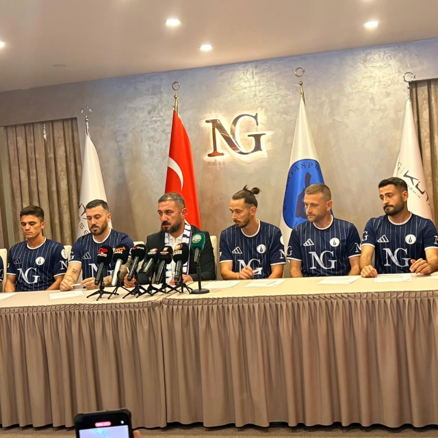 Kütahyaspor 9 futbolcuyla sözleşme imzaladı
Kütahyaspor'da transferler peş...