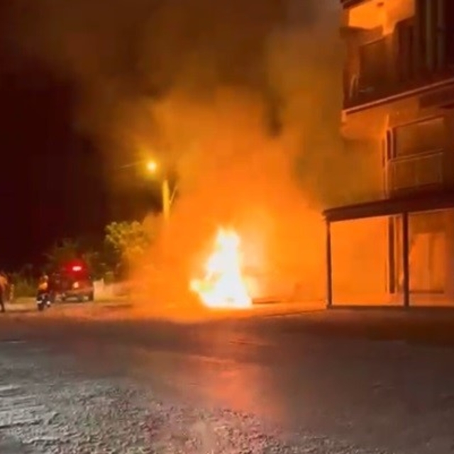 Dalaman'da park halindeki elektrikli araç alev alev yandı
