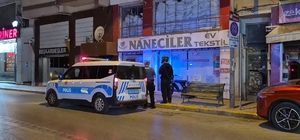 Binanın camını kıran şüpheliyi çevre esnafı yakaladı