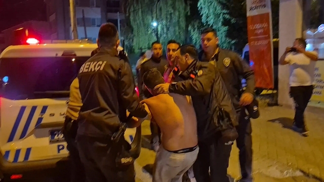 Polis ekiplerine zorluk çıkartan alkollü sürücü kafasını otobüs durağına vurdu: "Yanıyorum, su verin. Ben teslim olmaya geldim"
Şahsın yakınları İHA muhabirine küfür ve tehditler yağdırdı
Basın mensuplardan çekim yapmasına su bidonu ile engel olmaya çalıştılar