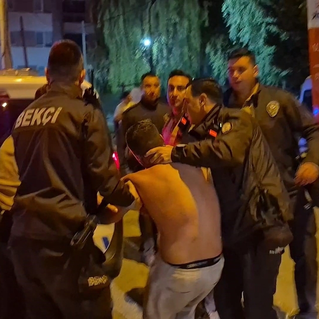 Polis ekiplerine zorluk çıkartan alkollü sürücü kafasını otobüs durağına vu...