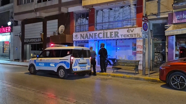Binanın camını kıran şüpheliyi çevre esnafı yakaladı