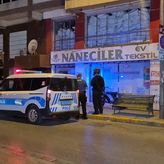 Binanın camını kıran şüpheliyi çevre esnafı yakaladı