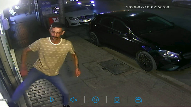 İş yerinin camını tekmeyle kıran şüpheliyi esnaf yakaladı; olay anı kamerada