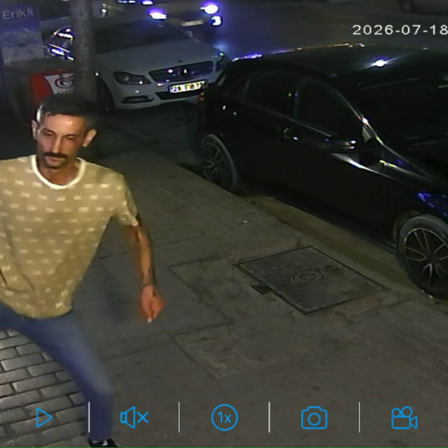 İş yerinin camını tekmeyle kıran şüpheliyi esnaf yakaladı; olay anı kamerad...