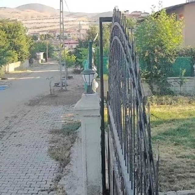 Deprem anı kameralara yansıdı