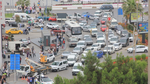Samsun'un trafik yükü artıyor: 1 yılda 37 bin 641 araç artışı
Samsun'da trafiğe kayıtlı araç sayısı 552 bin 701'e ulaştı