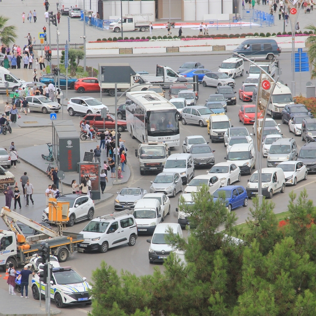 Samsun'un trafik yükü artıyor: 1 yılda 37 bin 641 araç artışı
Samsun'da tra...