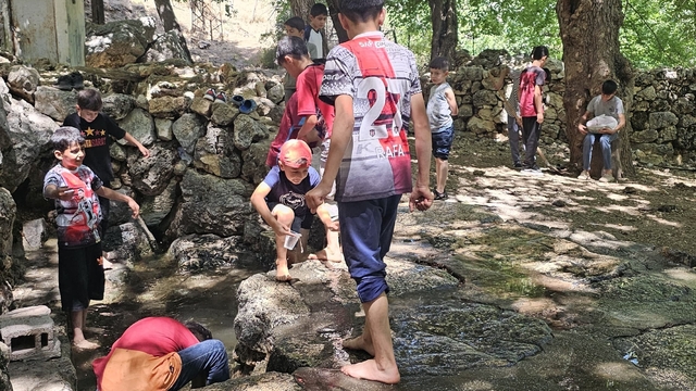 Medrese öğrencileri köy çeşmesi ve piknik alanını kendi imkanlarıyla temizledi