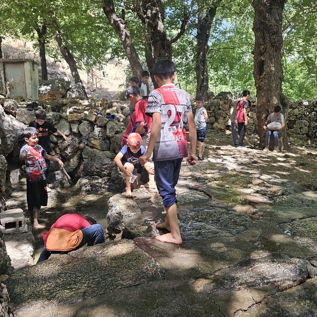 Medrese öğrencileri köy çeşmesi ve piknik alanını kendi imkanlarıyla temizl...