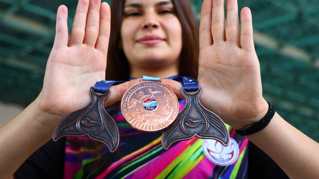 Yüzmeyi öğrenmek için başladı, kırık parmakla dünya üçüncüsü oldu
Zeynep Avcı'dan, CMAS Paletli Yüzme Gençler Dünya Kupası'nda büyük başarı