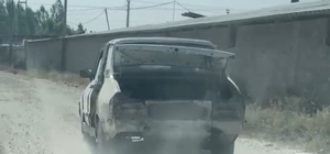 Gövdesi dökülürken motoru çalışan araç ilginç görüntü oluşturdu