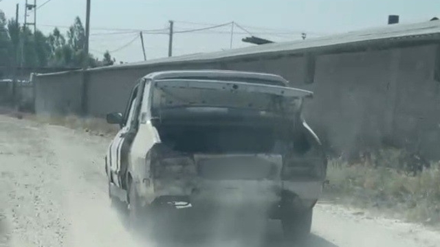 Gövdesi dökülürken motoru çalışan araç ilginç görüntü oluşturdu