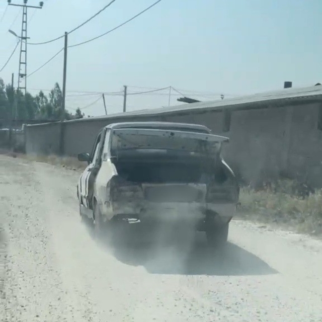 Gövdesi dökülürken motoru çalışan araç ilginç görüntü oluşturdu