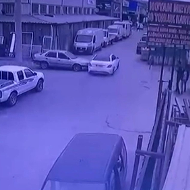 Aynı sokakta peş peşe kazalar kamerada