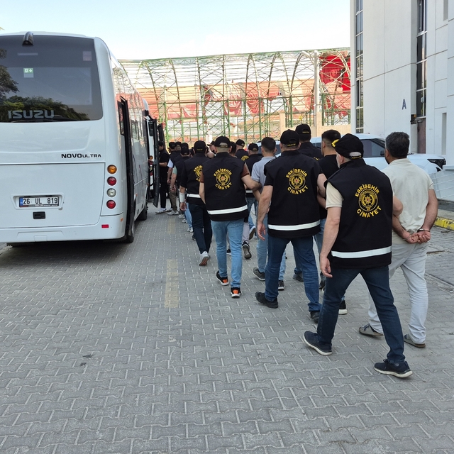 Eskişehir'de polisin de yaralandığı kavga ile ilgili 18 şüpheli adliyeye se...