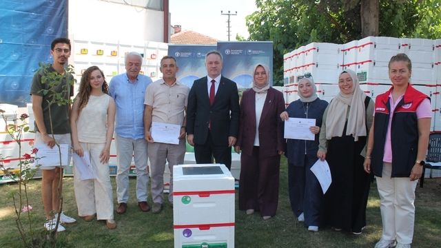 Genç arıcılara 380 adet arısız strafor kovan dağıtıldı
Genç arıcılara katılım belgeleri verildi