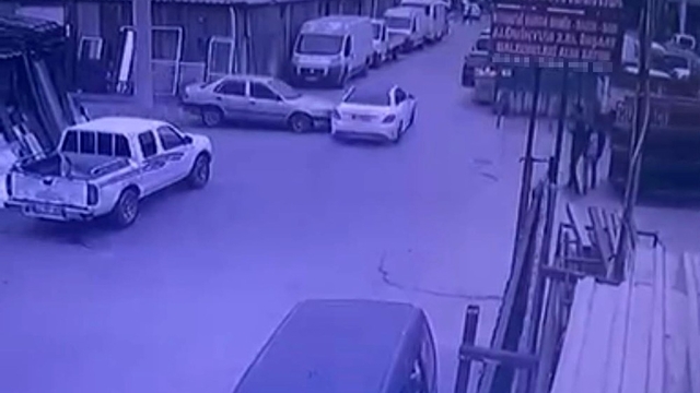 Aynı sokakta peş peşe kazalar kamerada