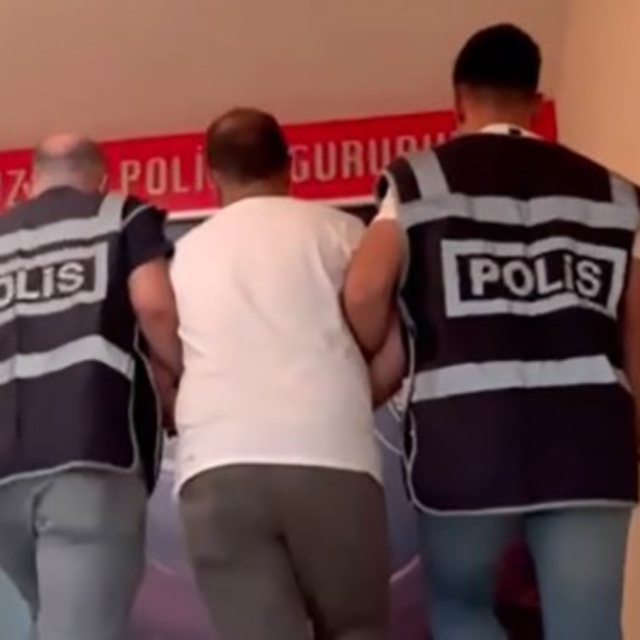 İzmir'de 25 yıl 6 ay hapis cezasıyla aranan zehir taciri yakalandı